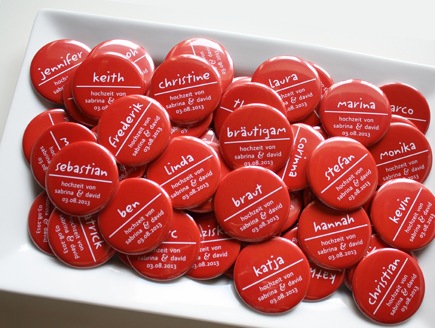 no. 7120 - Button in rot mit Gästenamen und Untertitel als Tischkärtchen und / oder Gastgeschenk Team Braut Team Bräutigam Hochzeitsbutton für Hochzeit oder Feier Nadelbutton Magnetbutton mit Kontermagnet Flaschenöffner Taschenspiegel Spangenclip Namensschild Namensanstecker Anstecker Butterfly Verschluss Spangen-Clip Kroko Clip Tischordnung Platzkarte passend zur Hochzeitskarte Karte Papeterie Hochzeitspapeterie weiss grün alle Farben bunt