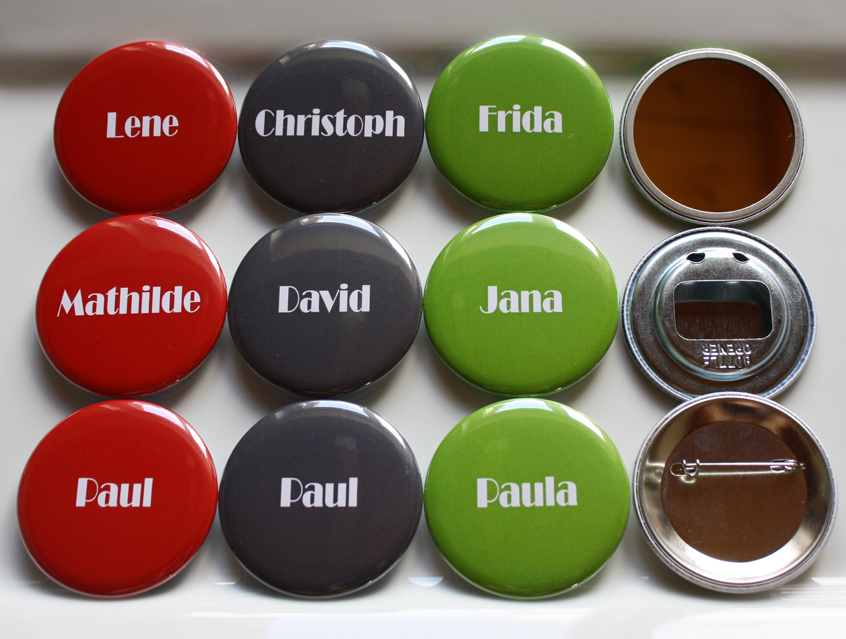 no. 7120 - Button z.B. in rot grau grün mit Gästenamen und Untertitel als Tischkärtchen und / oder Gastgeschenk Team Braut Team Bräutigam Hochzeitsbutton für Hochzeit oder Feier Nadelbutton Magnetbutton mit Kontermagnet Flaschenöffner Taschenspiegel Spangenclip Namensschild Namensanstecker Anstecker Butterfly Verschluss Spangen-Clip Kroko Clip Tischordnung Platzkarte passend zur Hochzeitskarte Karte Papeterie Hochzeitspapeterie weiss grün alle Farben bunt