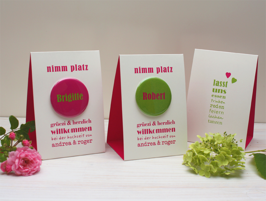 no. 7120 - Button z.B. in Farbkombi pink und grün mit Gästenamen und Untertitel als Tischkärtchen und / oder Gastgeschenk Team Braut Team Bräutigam Hochzeitsbutton für Hochzeit oder Feier Nadelbutton Magnetbutton mit Kontermagnet Flaschenöffner Taschenspiegel Spangenclip Namensschild Namensanstecker Anstecker Butterfly Verschluss Spangen-Clip Kroko Clip Tischordnung Platzkarte passend zur Hochzeitskarte Karte Papeterie Hochzeitspapeterie pink grün alle Farben bunt