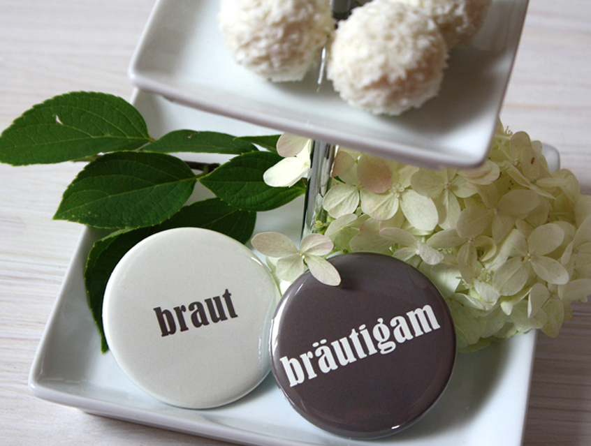 no. 7120 - Button Nadelbutton Ansteckbutton Gästenamen Gäste Gastgeschenk Namenschild Hochzeitskarte Liebe im Quadrat Karte Papeterie Hochzeitspapeterie vanille creme elfenbein grau dunkelgrau anthrazit modern verschiedene Schriften Typo