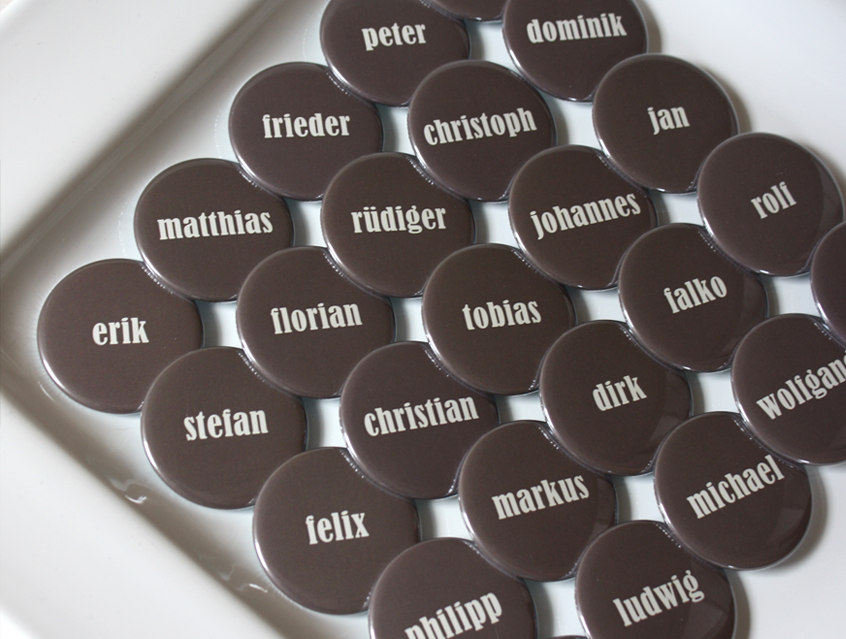 no. 7120 - Button crème & grau mit Gästenamen als Tischkärtchen und / oder Gastgeschenk Nadelbutton Magnetbutton mit Kontermagnet Flaschenöffner Taschenspiegel Spangenclip Namensschild Namensanstecker Anstecker Butterfly Verschluss Spangen-Clip Kroko Clip Tischordnung Platzkarte passend zur Hochzeitskarte Karte Papeterie Hochzeitspapeterie Schrift modern verschiedene Schriftarten grau mittelgrau anthrazit vanille elfenbein cremefarben beige Button für Hochzeit, Party, Feier, Hochzeitsbutton