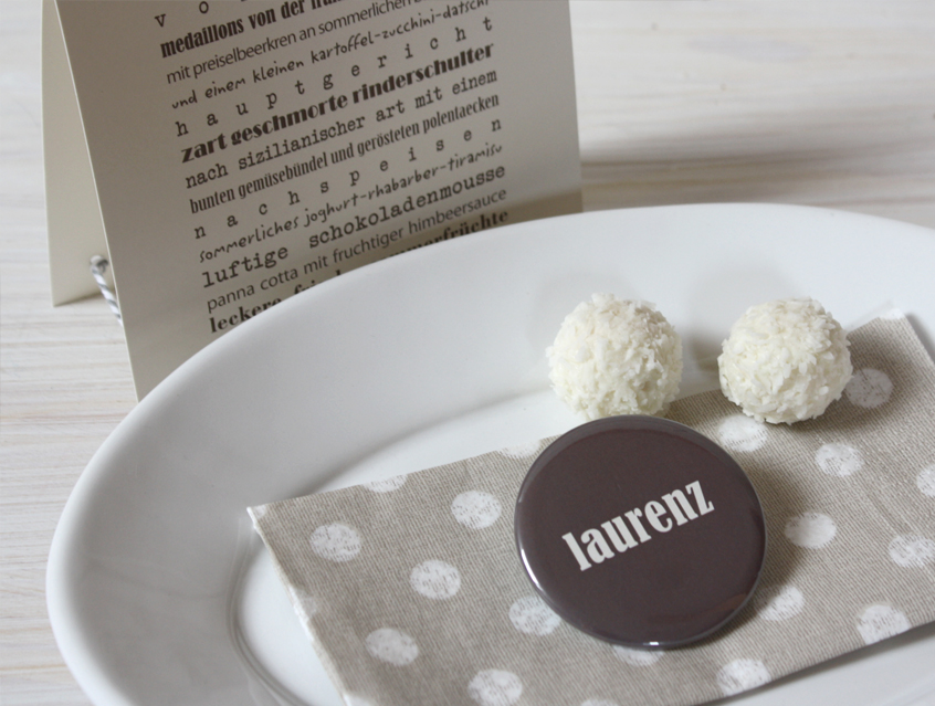 no. 7120 - Button crème & grau mit Gästenamen als Tischkärtchen und / oder Gastgeschenk Nadelbutton Magnetbutton mit Kontermagnet Flaschenöffner Taschenspiegel Spangenclip Namensschild Namensanstecker Anstecker Butterfly Verschluss Spangen-Clip Kroko Clip Tischordnung Platzkarte passend zur Hochzeitskarte Karte Papeterie Hochzeitspapeterie Schrift modern verschiedene Schriftarten grau mittelgrau anthrazit vanille elfenbein cremefarben beige Button für Hochzeit, Party, Feier, Hochzeitsbutton