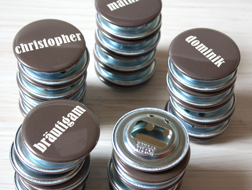 no. 7120 - Button crème & grau mit Gästenamen als Tischkärtchen und / oder Gastgeschenk Nadelbutton Magnetbutton mit Kontermagnet Flaschenöffner Taschenspiegel Spangenclip Namensschild Namensanstecker Anstecker Butterfly Verschluss Spangen-Clip Kroko Clip Tischordnung Platzkarte passend zur Hochzeitskarte Karte Papeterie Hochzeitspapeterie Schrift modern verschiedene Schriftarten grau mittelgrau anthrazit vanille elfenbein cremefarben beige Button für Hochzeit, Party, Feier, Hochzeitsbutton