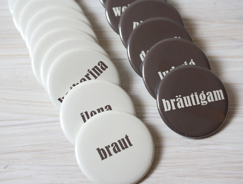 no. 7120 - Button crème & grau mit Gästenamen als Tischkärtchen und / oder Gastgeschenk Nadelbutton Magnetbutton mit Kontermagnet Flaschenöffner Taschenspiegel Spangenclip Namensschild Namensanstecker Anstecker Butterfly Verschluss Spangen-Clip Kroko Clip Tischordnung Platzkarte passend zur Hochzeitskarte Karte Papeterie Hochzeitspapeterie Schrift modern verschiedene Schriftarten grau mittelgrau anthrazit vanille elfenbein cremefarben beige Button für Hochzeit, Party, Feier, Hochzeitsbutton