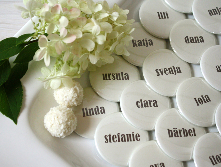 no. 7120 - Button Nadelbutton Ansteckbutton Gästenamen Gäste Gastgeschenk Namenschild Hochzeitskarte Liebe im Quadrat Karte Papeterie Hochzeitspapeterie vanille creme elfenbein grau dunkelgrau anthrazit modern verschiedene Schriften Typo
