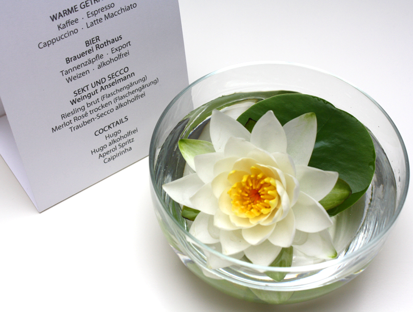 no. 7120 - Menükarte Aufsteller klein Menüaufsteller zum Stecken Format A6 Menue Menü Hochzeitsmenü Getränkekarte Hülle Umschlag Einlegeblätter Guten Appetit Liebe im Quadrat Karte Papeterie Hochzeitspapeterie weiss weiß grau dunkelgrau modern verschiedene Schriften Typo