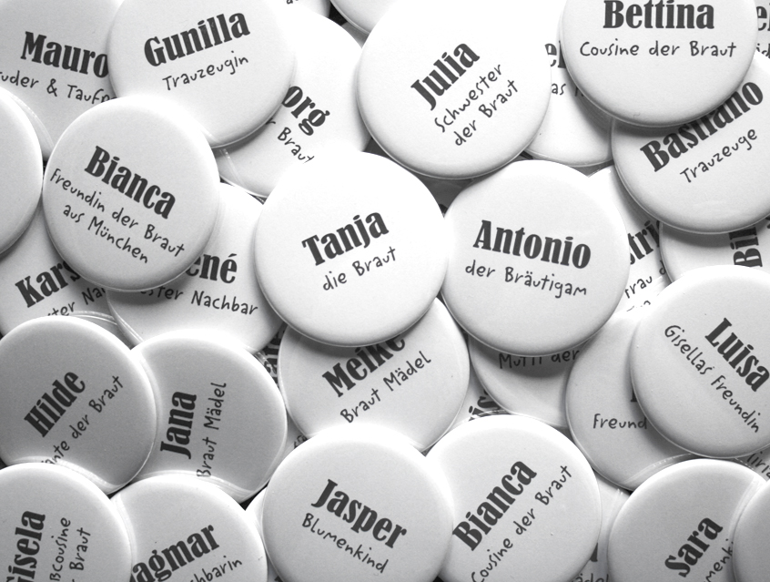 no. 7120 - Button Nadelbutton Ansteckbutton Gästenamen Gäste Gastgeschenk Namenschild Hochzeitskarte Liebe im Quadrat Karte Papeterie Hochzeitspapeterie weiss weiß grau anthrazit modern verschiedene Schriften Typo