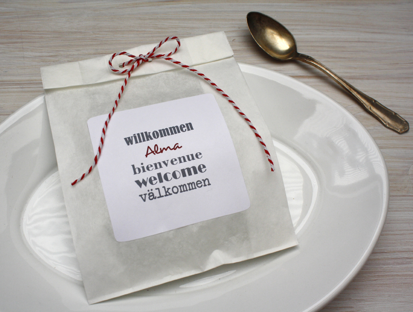 no. 7120 - alternative Tischkarte Hochzeit "Nimm Platz" Name des Gastes Aufkleber auf Tüte Gastgeschenk Tischkärtchen Platzkarte Hochzeitskarte Liebe im Quadrat Karte Papeterie Hochzeitspapeterie grau dunkelgrau modern verschiedene Schriften Typo