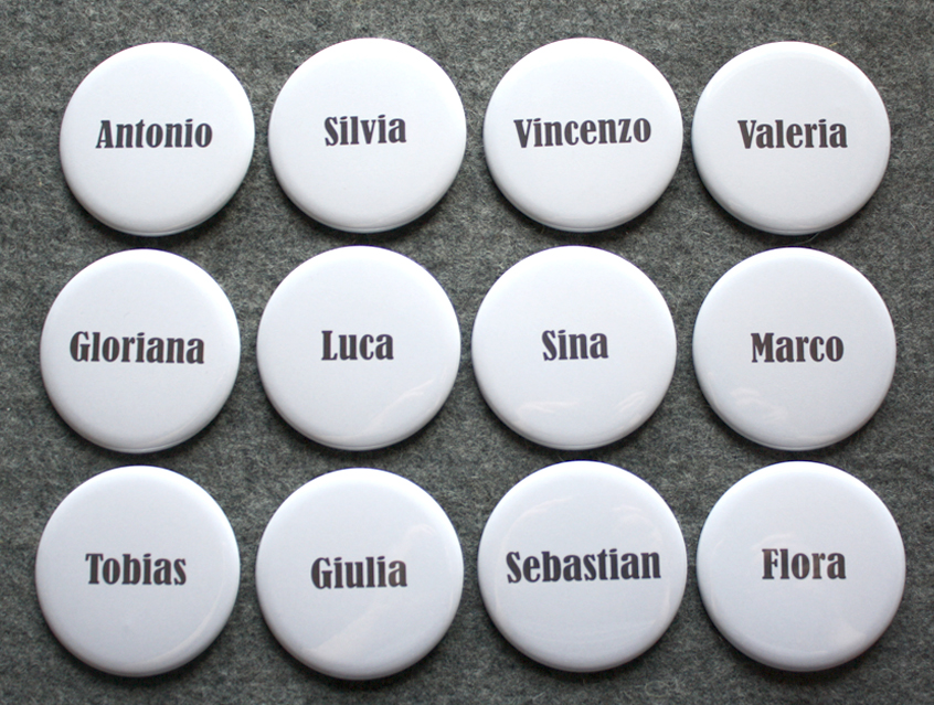 no. 7120 - Buttons weiß & grau mit Untertitel mit Gästenamen als Tischkärtchen und / oder Gastgeschenk Nadelbutton Magnetbutton mit Kontermagnet Flaschenöffner Taschenspiegel Spangenclip Namensschild Namensanstecker Anstecker Butterfly Verschluss Spangen-Clip Kroko Clip Tischordnung Platzkarte passend zur Hochzeitskarte Karte Papeterie Hochzeitspapeterie Schrift modern verschiedene Schriftarten grau mittelgrau anthrazit silbergrau weiß Button für Hochzeit, Party, Feier, Hochzeitsbutton