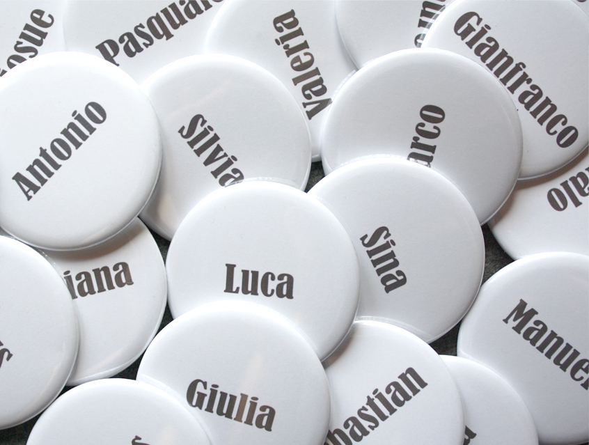 no. 7120 - Buttons weiß & grau mit Untertitel mit Gästenamen als Tischkärtchen und / oder Gastgeschenk Nadelbutton Magnetbutton mit Kontermagnet Flaschenöffner Taschenspiegel Spangenclip Namensschild Namensanstecker Anstecker Butterfly Verschluss Spangen-Clip Kroko Clip Tischordnung Platzkarte passend zur Hochzeitskarte Karte Papeterie Hochzeitspapeterie Schrift modern verschiedene Schriftarten grau mittelgrau anthrazit silbergrau weiß Button für Hochzeit, Party, Feier, Hochzeitsbutton