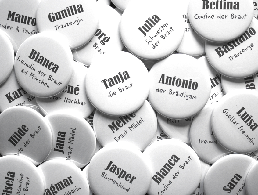 no. 7120 - Buttons weiß & grau mit Untertitel mit Gästenamen als Tischkärtchen und / oder Gastgeschenk Nadelbutton Magnetbutton mit Kontermagnet Flaschenöffner Taschenspiegel Spangenclip Namensschild Namensanstecker Anstecker Butterfly Verschluss Spangen-Clip Kroko Clip Tischordnung Platzkarte passend zur Hochzeitskarte Karte Papeterie Hochzeitspapeterie Schrift modern verschiedene Schriftarten grau mittelgrau anthrazit silbergrau weiß Button für Hochzeit, Party, Feier, Hochzeitsbutton