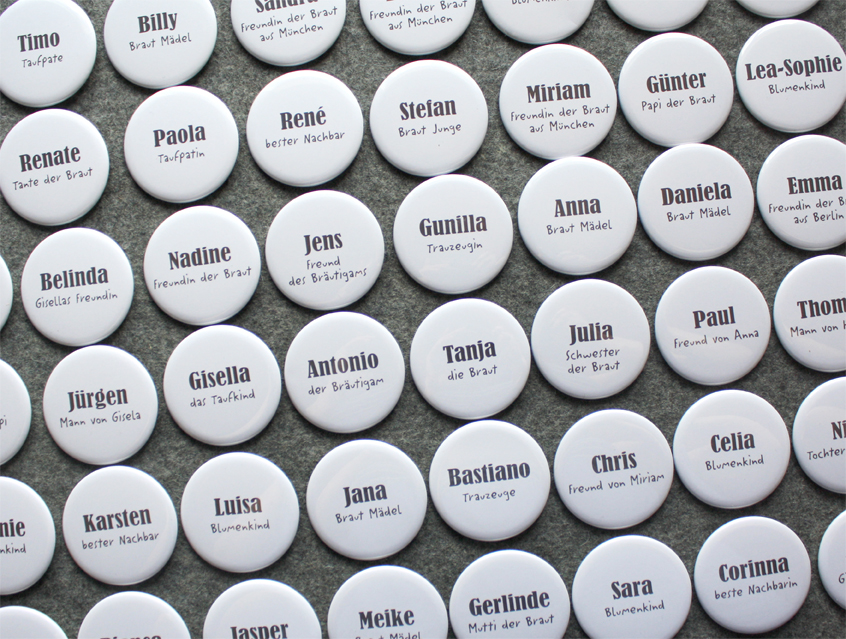 no. 7120 - Buttons weiß & grau mit Untertitel mit Gästenamen als Tischkärtchen und / oder Gastgeschenk Nadelbutton Magnetbutton mit Kontermagnet Flaschenöffner Taschenspiegel Spangenclip Namensschild Namensanstecker Anstecker Butterfly Verschluss Spangen-Clip Kroko Clip Tischordnung Platzkarte passend zur Hochzeitskarte Karte Papeterie Hochzeitspapeterie Schrift modern verschiedene Schriftarten grau mittelgrau anthrazit silbergrau weiß Button für Hochzeit, Party, Feier, Hochzeitsbutton