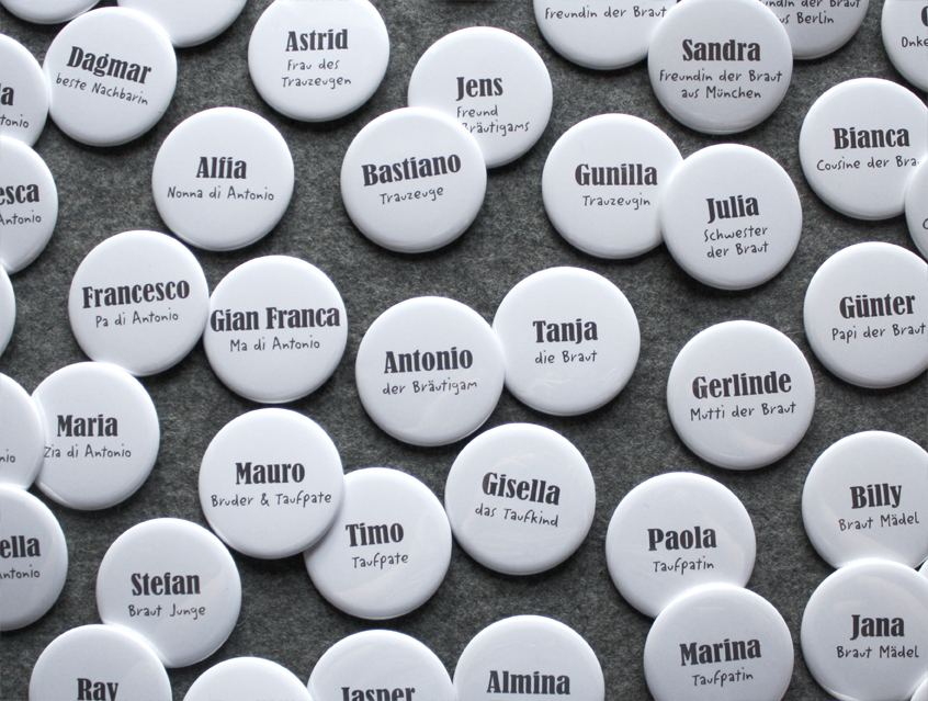 no. 7120 - Buttons weiß & grau mit Untertitel mit Gästenamen als Tischkärtchen und / oder Gastgeschenk Nadelbutton Magnetbutton mit Kontermagnet Flaschenöffner Taschenspiegel Spangenclip Namensschild Namensanstecker Anstecker Butterfly Verschluss Spangen-Clip Kroko Clip Tischordnung Platzkarte passend zur Hochzeitskarte Karte Papeterie Hochzeitspapeterie Schrift modern verschiedene Schriftarten grau mittelgrau anthrazit silbergrau weiß Button für Hochzeit, Party, Feier, Hochzeitsbutton
