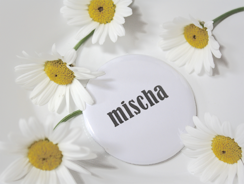 no. 7120 - Buttons weiß & grau mit Untertitel mit Gästenamen als Tischkärtchen und / oder Gastgeschenk Nadelbutton Magnetbutton mit Kontermagnet Flaschenöffner Taschenspiegel Spangenclip Namensschild Namensanstecker Anstecker Butterfly Verschluss Spangen-Clip Kroko Clip Tischordnung Platzkarte passend zur Hochzeitskarte Karte Papeterie Hochzeitspapeterie Schrift modern verschiedene Schriftarten grau mittelgrau anthrazit silbergrau weiß Button für Hochzeit, Party, Feier, Hochzeitsbutton