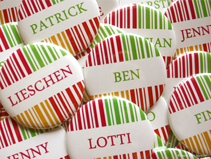 no. 7128 - Button in Barcode Design passend zur love eat say yes Papeterie, Barcodes in 4 Farben: rot, grün, pink, gelb, auch einfarbig möglich, Hintergrund crèmefarben, individualisiert, personalisiert mit Gästenamen als Tischkärtchen und / oder Gastgeschenk Team, Braut Team Bräutigam Hochzeitsbutton für Hochzeit oder Feier Nadelbutton Magnetbutton mit Kontermagnet Flaschenöffner Taschenspiegel Spangenclip Namensschild Namensanstecker Anstecker Butterfly Verschluss Spangen-Clip Kroko Clip Tischordnung Platzkarte passend zur Hochzeitskarte Karte Papeterie Hochzeitspapeterie