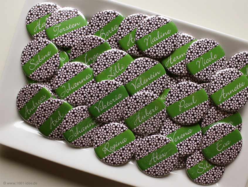 no. 7132 - Button mit Gästenamen mit floralem Design in schwarz, weiß und grün, im Unlimited Design: viele Hintergründe zur Wahl z.B. floral, mit Steifen, Apfel, Hochzeitspruch oder mit Gästenamen, als Tischkärtchen und / oder Gastgeschenk, Vintage Look, Button Ausführungen: Nadelbutton, Magnetbutton mit Kontermagnet, Flaschenöffner, Taschenspiegel, Spangenclip, als Namensschild oder Namensanstecker, Anstecker Butterfly Verschluss, Spangen-Clip Kroko Clip, Tischordnung, Platzkarte, Tischkarte, passend zur Hochzeitskarte Karte Papeterie Hochzeitspapeterie, alle Farben, verschiedene Hintergründe und Farben möglich