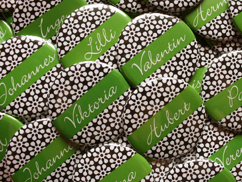 no. 7132 - Button mit Gästenamen mit floralem Design in schwarz, weiß und grün, im Unlimited Design: viele Hintergründe zur Wahl z.B. floral, mit Steifen, Apfel, Hochzeitspruch oder mit Gästenamen, als Tischkärtchen und / oder Gastgeschenk, Vintage Look, Button Ausführungen: Nadelbutton, Magnetbutton mit Kontermagnet, Flaschenöffner, Taschenspiegel, Spangenclip, als Namensschild oder Namensanstecker, Anstecker Butterfly Verschluss, Spangen-Clip Kroko Clip, Tischordnung, Platzkarte, Tischkarte, passend zur Hochzeitskarte Karte Papeterie Hochzeitspapeterie, alle Farben, verschiedene Hintergründe und Farben möglich