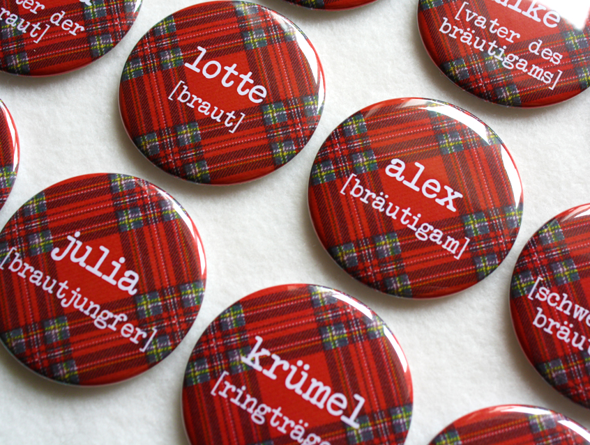 no. 7132 - Button mit Gästenamen mit schottischem Karo rot, im Unlimited Design: viele Hintergründe zur Wahl z.B. Tartan Karo, floral, mit Steifen, Apfel, Hochzeitspruch oder mit Gästenamen, als Tischkärtchen und / oder Gastgeschenk, Vintage Look, Button Ausführungen: Nadelbutton, Magnetbutton mit Kontermagnet, Flaschenöffner, Taschenspiegel, Spangenclip, als Namensschild oder Namensanstecker, Anstecker Butterfly Verschluss, Spangen-Clip Kroko Clip, Tischordnung, Platzkarte, Tischkarte, passend zur Hochzeitskarte Karte Papeterie Hochzeitspapeterie, alle Farben, verschiedene Hintergründe und Farben möglich, Schottenkaro, Tartan, Hochzeit auf Burg