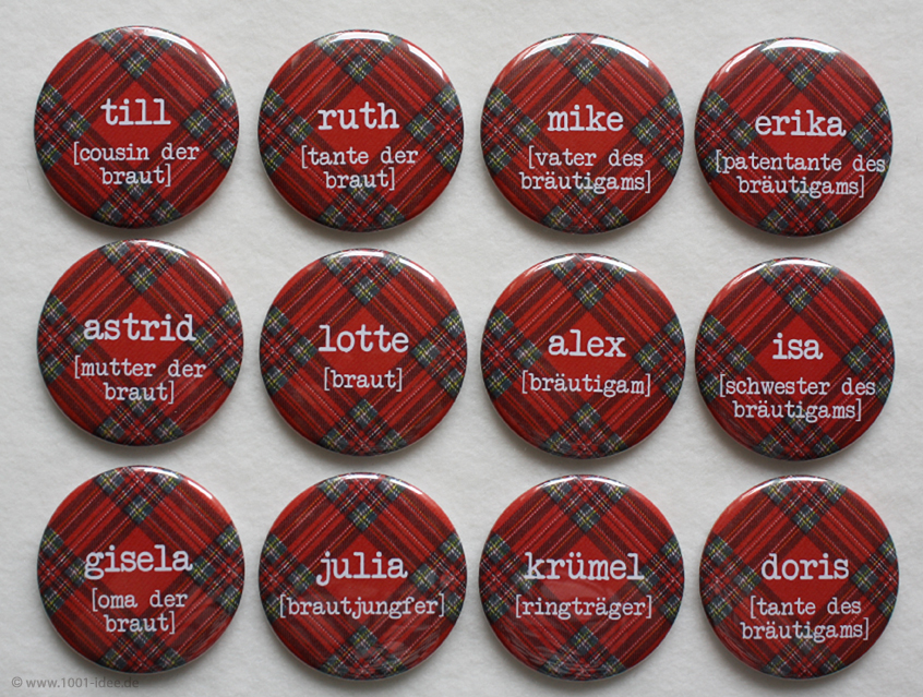 no. 7132 - Button mit Gästenamen mit schottischem Karo rot, im Unlimited Design: viele Hintergründe zur Wahl z.B. Tartan Karo, floral, mit Steifen, Apfel, Hochzeitspruch oder mit Gästenamen, als Tischkärtchen und / oder Gastgeschenk, Vintage Look, Button Ausführungen: Nadelbutton, Magnetbutton mit Kontermagnet, Flaschenöffner, Taschenspiegel, Spangenclip, als Namensschild oder Namensanstecker, Anstecker Butterfly Verschluss, Spangen-Clip Kroko Clip, Tischordnung, Platzkarte, Tischkarte, passend zur Hochzeitskarte Karte Papeterie Hochzeitspapeterie, alle Farben, verschiedene Hintergründe und Farben möglich, Schottenkaro, Tartan, Hochzeit auf Burg