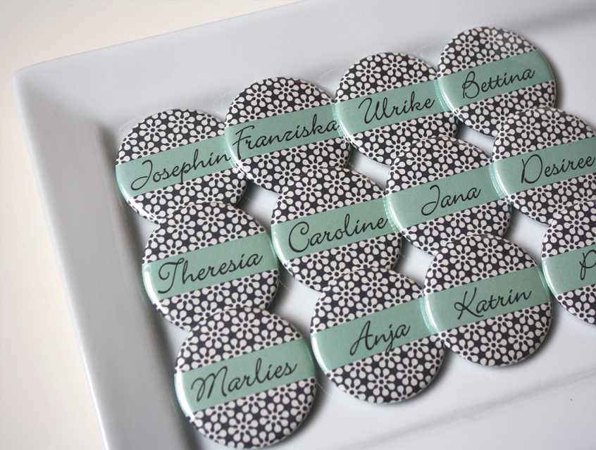 no. 7132 - Button in toller Farbgebung: grau - crème - mint, im Unlimited Design: Hintergrund z.B. floral, mit Steifen, Apfel, mit Gästenamen, als Tischkärtchen und / oder Gastgeschenk, Vintage Look, Button Ausführungen: Nadelbutton, Magnetbutton mit Kontermagnet, Flaschenöffner, Taschenspiegel, Spangenclip, als Namensschild oder Namensanstecker, Anstecker Butterfly Verschluss, Spangen-Clip Kroko Clip, Tischordnung, Platzkarte, Tischkarte, passend zur Hochzeitskarte Karte Papeterie Hochzeitspapeterie, sanfte Farben, verschiedene Hintergründe und Farben möglich