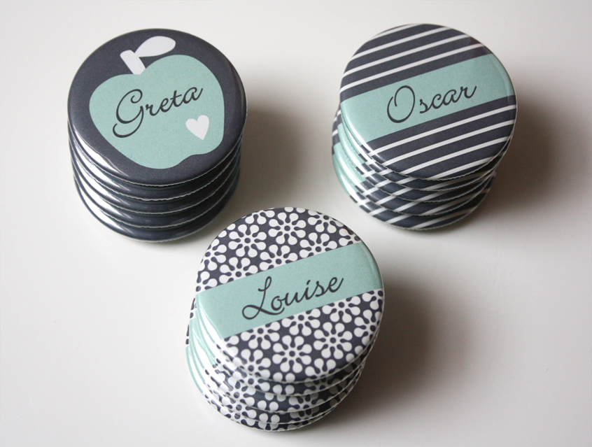 no. 7132 - Button in toller Farbgebung: grau - crème - mint, im Unlimited Design: Hintergrund z.B. floral, mit Steifen, Apfel, mit Gästenamen, als Tischkärtchen und / oder Gastgeschenk, Vintage Look, Button Ausführungen: Nadelbutton, Magnetbutton mit Kontermagnet, Flaschenöffner, Taschenspiegel, Spangenclip, als Namensschild oder Namensanstecker, Anstecker Butterfly Verschluss, Spangen-Clip Kroko Clip, Tischordnung, Platzkarte, Tischkarte, passend zur Hochzeitskarte Karte Papeterie Hochzeitspapeterie, sanfte Farben, verschiedene Hintergründe und Farben möglich