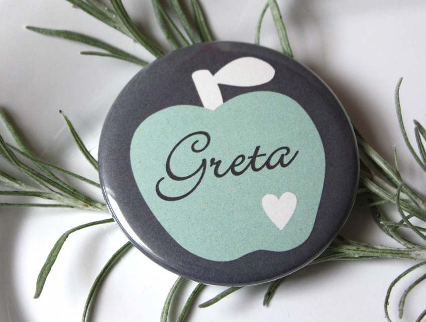 no. 7132 - Button in toller Farbgebung: grau - crème - mint, im Unlimited Design: Hintergrund z.B. floral, mit Steifen, Apfel, mit Gästenamen, als Tischkärtchen und / oder Gastgeschenk, Vintage Look, Button Ausführungen: Nadelbutton, Magnetbutton mit Kontermagnet, Flaschenöffner, Taschenspiegel, Spangenclip, als Namensschild oder Namensanstecker, Anstecker Butterfly Verschluss, Spangen-Clip Kroko Clip, Tischordnung, Platzkarte, Tischkarte, passend zur Hochzeitskarte Karte Papeterie Hochzeitspapeterie, sanfte Farben, verschiedene Hintergründe und Farben möglich