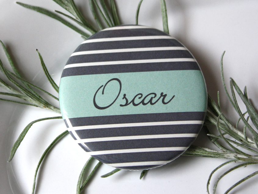 no. 7132 - Button in toller Farbgebung: grau - crème - mint, im Unlimited Design: Hintergrund z.B. floral, mit Steifen, Apfel, mit Gästenamen, als Tischkärtchen und / oder Gastgeschenk, Vintage Look, Button Ausführungen: Nadelbutton, Magnetbutton mit Kontermagnet, Flaschenöffner, Taschenspiegel, Spangenclip, als Namensschild oder Namensanstecker, Anstecker Butterfly Verschluss, Spangen-Clip Kroko Clip, Tischordnung, Platzkarte, Tischkarte, passend zur Hochzeitskarte Karte Papeterie Hochzeitspapeterie, sanfte Farben, verschiedene Hintergründe und Farben möglich