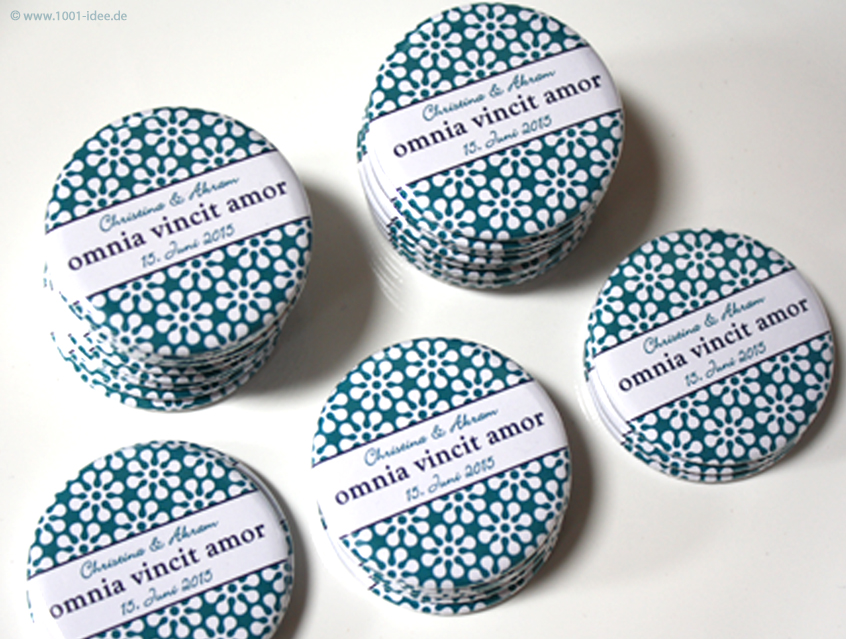 no. 7132 - Hochzeitsbutton "omnia vincit amor" in weiß & türkis, im Unlimited Design: viele Hintergründe zur Wahl z.B. floral, mit Steifen, Apfel, Hochzeitspruch oder auch mit Gästenamen, als Tischkärtchen und / oder Gastgeschenk, Vintage Look, Button Ausführungen: Nadelbutton, Magnetbutton mit Kontermagnet, Flaschenöffner, Taschenspiegel, Spangenclip, als Namensschild oder Namensanstecker, Anstecker Butterfly Verschluss, Spangen-Clip Kroko Clip, Tischordnung, Platzkarte, Tischkarte, passend zur Hochzeitskarte Karte Papeterie Hochzeitspapeterie, alle Farben, verschiedene Hintergründe und Farben möglich