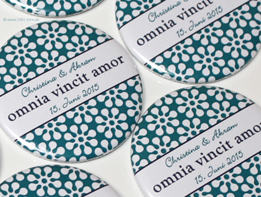 no. 7132 - Hochzeitsbutton "omnia vincit amor" in weiß & türkis, im Unlimited Design: viele Hintergründe zur Wahl z.B. floral, mit Steifen, Apfel, Hochzeitspruch oder auch mit Gästenamen, als Tischkärtchen und / oder Gastgeschenk, Vintage Look, Button Ausführungen: Nadelbutton, Magnetbutton mit Kontermagnet, Flaschenöffner, Taschenspiegel, Spangenclip, als Namensschild oder Namensanstecker, Anstecker Butterfly Verschluss, Spangen-Clip Kroko Clip, Tischordnung, Platzkarte, Tischkarte, passend zur Hochzeitskarte Karte Papeterie Hochzeitspapeterie, alle Farben, verschiedene Hintergründe und Farben möglich