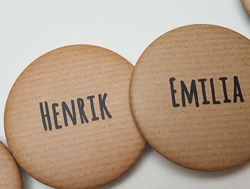 no. 7139 - Button in Packpapier Optik mit Gästenamen als Tischkärtchen und / oder Gastgeschenk Vintage Look Packpapier Kraftpapier Kraft Natur Optik für Hochzeit in Scheune oder Hoftgut natürlich Nadelbutton Magnetbutton mit Kontermagnet Flaschenöffner Taschenspiegel Spangenclip Namensschild Namensanstecker Anstecker Butterfly Verschluss Spangen-Clip Kroko Clip Tischordnung Platzkarte passend zur Hochzeitskarte Karte Papeterie Hochzeitspapeterie