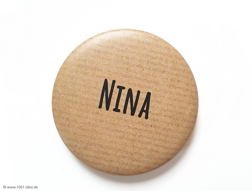 no. 7139 - Button in Packpapier Optik mit Gästenamen als Tischkärtchen und / oder Gastgeschenk Vintage Look Packpapier Kraftpapier Kraft Natur Optik für Hochzeit in Scheune oder Hoftgut natürlich Nadelbutton Magnetbutton mit Kontermagnet Flaschenöffner Taschenspiegel Spangenclip Namensschild Namensanstecker Anstecker Butterfly Verschluss Spangen-Clip Kroko Clip Tischordnung Platzkarte passend zur Hochzeitskarte Karte Papeterie Hochzeitspapeterie