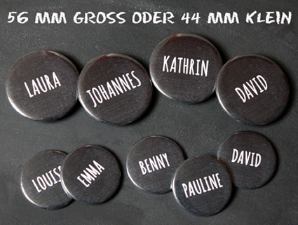 no. 7139 -Button mit Gästenamen als Tischkärtchen und / oder Gastgeschenk Nadelbutton Magnetbutton mit Kontermagnet Flaschenöffner Taschenspiegel Spangenclip Namensschild Namensanstecker Anstecker Butterfly Verschluss Spangen-Clip Kroko Clip Tischordnung Platzkarte passend zur Hochzeitskarte Karte Papeterie Hochzeitspapeterie Tafellook Tafel Kreidetafel Schiefertafel Schultafel schwarz Chalkboard Schrift modern