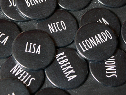 no. 7139 -Button mit Gästenamen als Tischkärtchen und / oder Gastgeschenk Nadelbutton Magnetbutton mit Kontermagnet Flaschenöffner Taschenspiegel Spangenclip Namensschild Namensanstecker Anstecker Butterfly Verschluss Spangen-Clip Kroko Clip Tischordnung Platzkarte passend zur Hochzeitskarte Karte Papeterie Hochzeitspapeterie Tafellook Tafel Kreidetafel Schiefertafel Schultafel schwarz Chalkboard Schrift modern