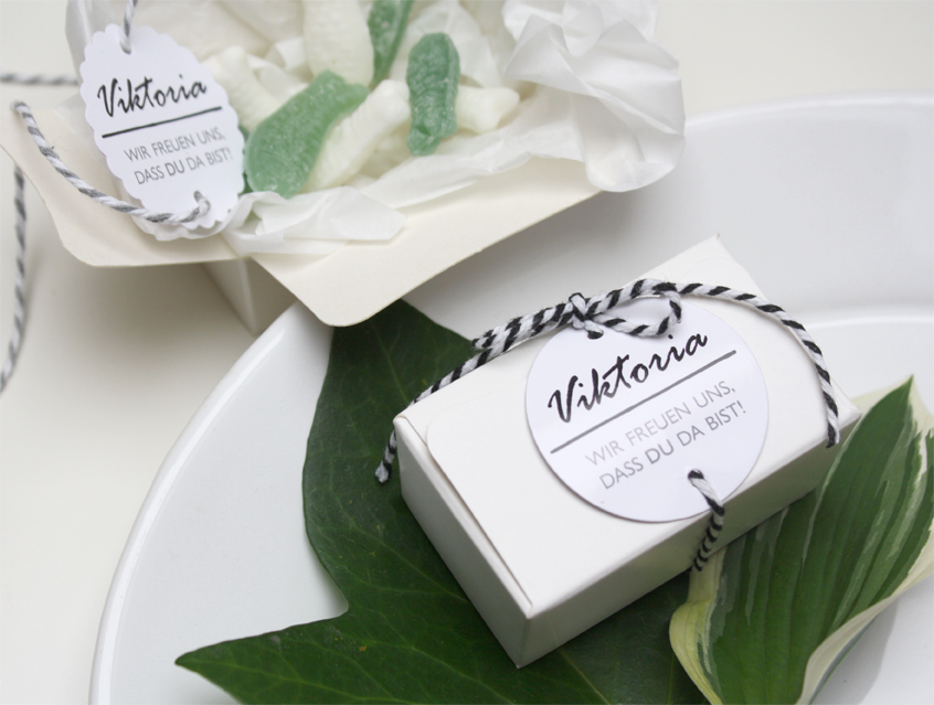 no. 7141 - Tischkarte Tischkärtchen Minibox Box Schachtel Gastgeschenk Hochzeit mit Namensanhänger Gäste Anhänger Tischordnung Gästenamen zu Hochzeitseinladung Elegant White Hochzeitskarte Karte Papeterie Hochzeitspapeterie weiß weiss exklusiv elegant modern vornehm