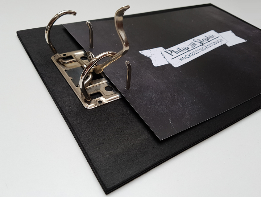 no. 7142 - Brett mit Metallhefter für Gästebuchkarte mit Fragen Gästebuch Karte Hochzeit Hochzeitsgästebuch Hochzeitsgeschenk Hochzeitsgäste Gäste Hochzeit chalkboard Kreide Tafel Schultafel Schiefertafel schwarz weiß Vintage shabby chic modern rustikal