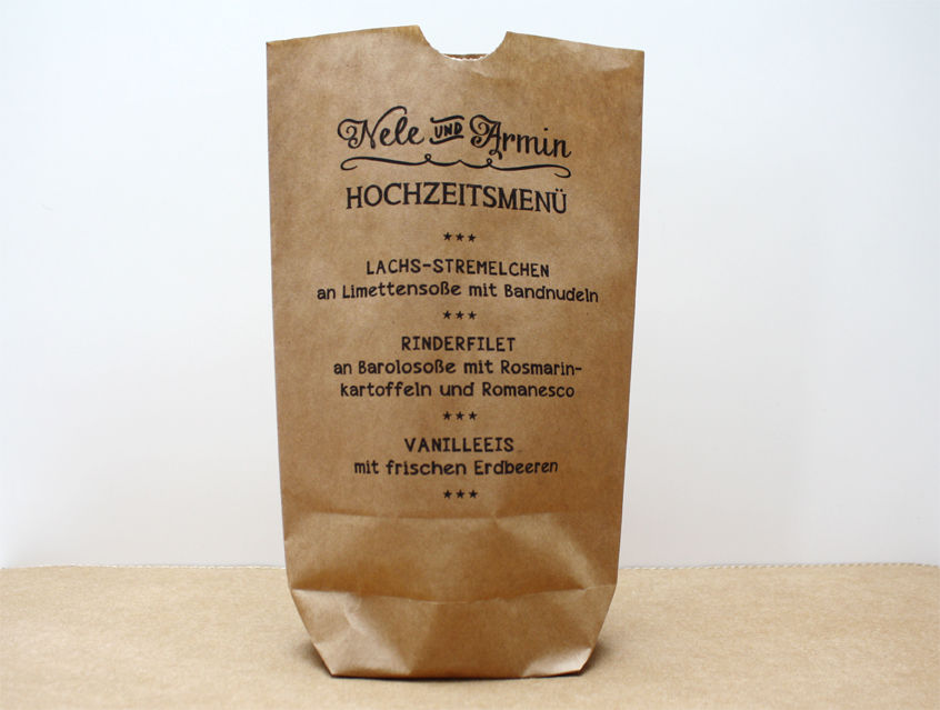 no. 7142 - Menü auf der Tüte Menükarte oder Getränkekarte auf Kraftpapier Tüte Tischdeko Hochzeitsmenü Hochzeitsessen chalkboard Kreide Tafel natur Naturkarton Kraftpapier Kraft Karton beige schwarz Schriften Typo Vintage Landhaus rustikal shabby chic Hand Lettering