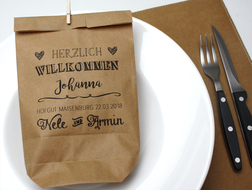 no. 7142 - Hochzeit Tischkärtchen Tüte "Herzlich willkommen" Tischdeko Menü Tischkarte Namenskärtchen Tischordnung Sitzordnung chalkboard Kreide Tafel natur Naturkarton Kraftpapier Kraft Karton beige schwarz Schriften Typo Vintage Landhaus rustikal Hand Lettering