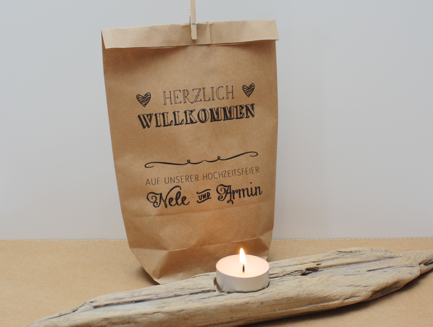 no. 7142 - Hochzeit Tischkärtchen Tüte "Herzlich willkomen" Tischdeko Menü Tischkarte Namenskärtchen Tischordnung Sitzordnung chalkboard Kreide Tafel natur Naturkarton Kraftpapier Kraft Karton beige schwarz Schriften Typo Vintage Landhaus rustikal Hand Lettering