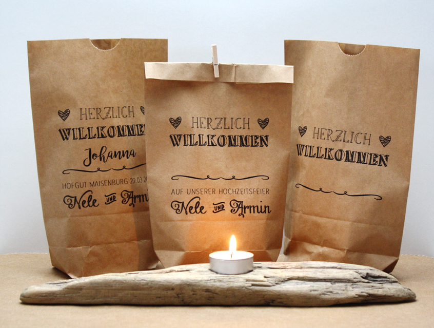 no. 7142 - Hochzeit Tischkärtchen Tüte "Herzlich willkomen" Tischdeko Menü Tischkarte Namenskärtchen Tischordnung Sitzordnung chalkboard Kreide Tafel natur Naturkarton Kraftpapier Kraft Karton beige schwarz Schriften Typo Vintage Landhaus rustikal Hand Lettering