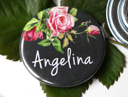 no. 7143 -Button Chalkboard & Rosen mit Gästenamen als Tischkärtchen und / oder Gastgeschenk Nadelbutton Magnetbutton mit Kontermagnet Flaschenöffner Taschenspiegel Spangenclip Namensschild Namensanstecker Anstecker Butterfly Verschluss Spangen-Clip Kroko Clip Tischordnung Platzkarte passend zur Hochzeitskarte Karte Papeterie Hochzeitspapeterie Schultafel Kreidetafel Schiefertafel Tafel Tafel Optik vintage shabby chic rustikal Schrift modern