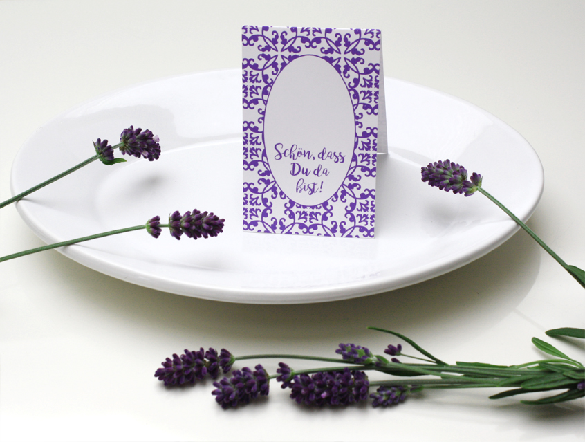 no. 7144 - Tischkarte Hochzeit zum Aufstellen hochkant Tischkärtchen Platzkarte zur Hochzeitseinladung Exceptionelle Karte Papeterie Hochzeitspapeterie Lavendel lila violett Blumen ländlich Ein Hauch von Südfrankreich / Provence modern ländlich shabby chic vintage verspielt romantisch