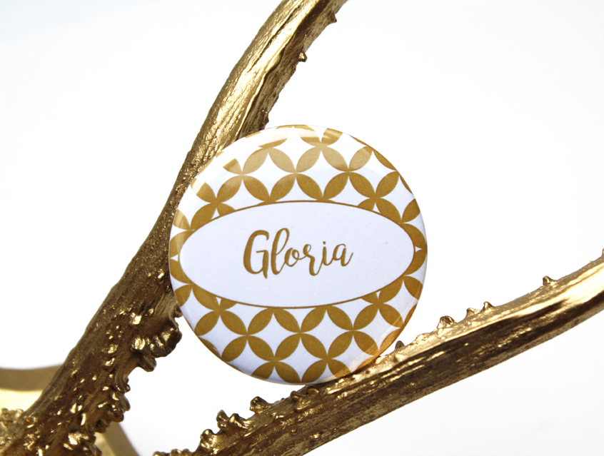 no. 7144 - Button Nadelbutton Ansteckbutton Gästenamen Gäste Gastgeschenk Namenschild zu Hochzeitseinladung Exceptionelle Hochzeitspapeterie Karte Papeterie gold goldfarben exklusiv elegant vornehm außergewöhnlich