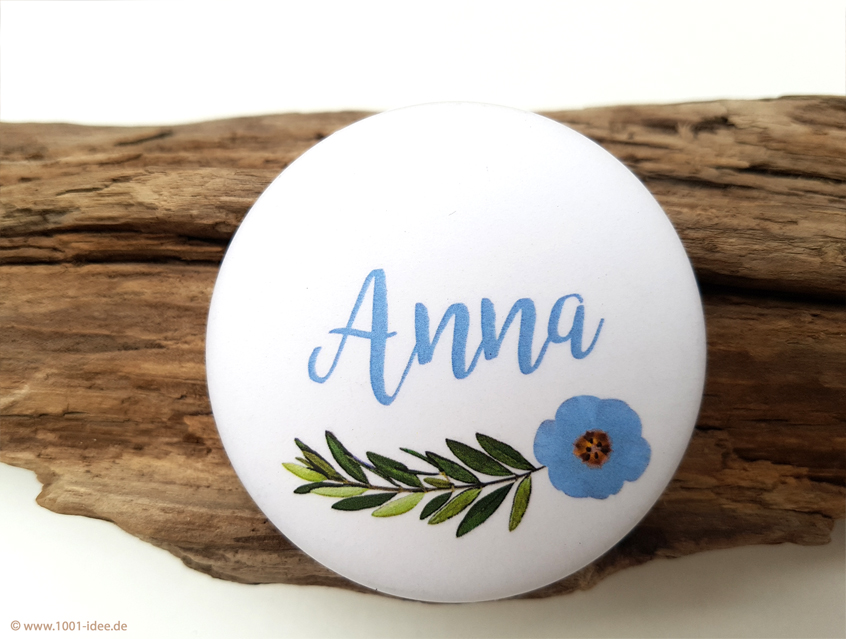 no. 7146 - Boho Flower Button mit Olivenzweig und hellblauer Blume im Vintage Stil mit Gästenamen als Tischkärtchen und / oder Gastgeschenk Team Braut Team Bräutigam Hochzeitsbutton für Hochzeit oder Feier Nadelbutton Magnetbutton mit Kontermagnet Flaschenöffner Taschenspiegel Spangenclip Namensschild Namensanstecker Anstecker Butterfly Verschluss Spangen-Clip Kroko Clip Tischordnung Platzkarte passend zur Hochzeitskarte Karte Papeterie Hochzeitspapeterie weiss grün rot viele Farben möglich bunt Tischdeko Dekoration Hochzeit