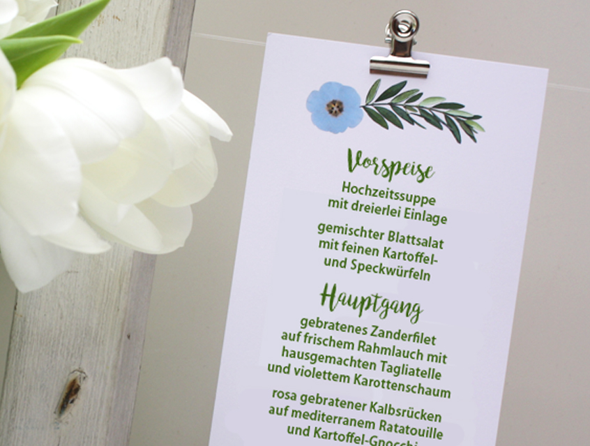 no. 7146 - Menükarte Menu Menue Menü Hochzeit Hochzeitsmenü Hochzeitsmahl Hochzeitsessen Hochzeitskarte Karte Papeterie Hochzeitspapeterie hellblau blau natur Naturkarton Naturpapier Naturpapier Kraftpapier Kraft Karton weiss weiß Packpapier Rillenoptik Boho bohemian wedding Flower Power Blütenkranz Blumenkranz Olive Olivenzweig Blume Blumen Blüte Kranz Ranke Kordel shabby chic vintage hip Hippie Style