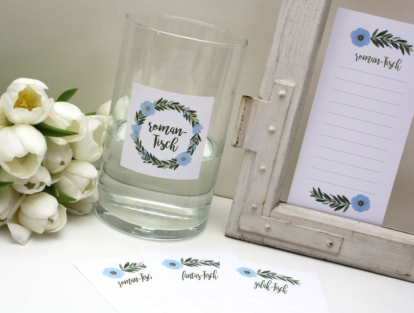 no. 7146 - Aufkleber Vase Tischnummer Tischnummernkarte Tischname oder Zahl Tischkarte Hochzeitsgäste Hochzeit Hochzeitseinladung Hochzeitskarte in Kombi mit Sitzordnungskarte Sitzplan Tischordnung Papeterie Hochzeitspapeterie natur Naturkarton hellblau blau Naturpapier Naturpapier hellblau blau Kraftpapier Kraft Karton weiss weiß Packpapier Rillenoptik Boho bohemian wedding Flower Power Blütenkranz Blumenkranz Olive Olivenzweig Blume Blumen Blüte Kranz Ranke Kordel shabby chic vintage hip Hippie Style