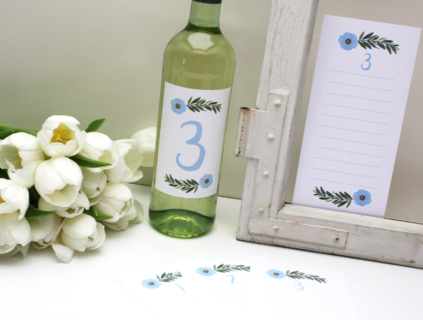 no. 7146 - Aufkleber Flasche Flaschenetikett Tischnummer Tischnummernkarte Tischname oder Zahl Tischkarte Hochzeitsgäste Hochzeit Hochzeitseinladung Hochzeitskarte in Kombi mit Sitzordnungskarte Sitzplan Tischordnung Papeterie Hochzeitspapeterie natur Naturkarton hellblau blau Naturpapier Naturpapier hellblau blau Kraftpapier Kraft Karton weiss weiß Packpapier Rillenoptik Boho bohemian wedding Flower Power Blütenkranz Blumenkranz Olive Olivenzweig Blume Blumen Blüte Kranz Ranke Kordel shabby chic vintage hip Hippie Style