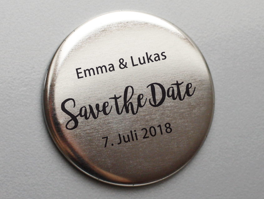 no. 7120 - Buttons silbergrau matt & kratzfest mit Gästenamen als Tischkärtchen und / oder Gastgeschenk Nadelbutton Magnetbutton mit Kontermagnet Flaschenöffner Taschenspiegel Spangenclip Namensschild Namensanstecker Anstecker Butterfly Verschluss Spangen-Clip Kroko Clip Tischordnung Platzkarte passend zur Hochzeitskarte Karte Papeterie Hochzeitspapeterie Schrift modern verschiedene Schriftarten grau mittelgrau anthrazit silbergrau Button für Hochzeit, Party, Feier, Hochzeitsbutton