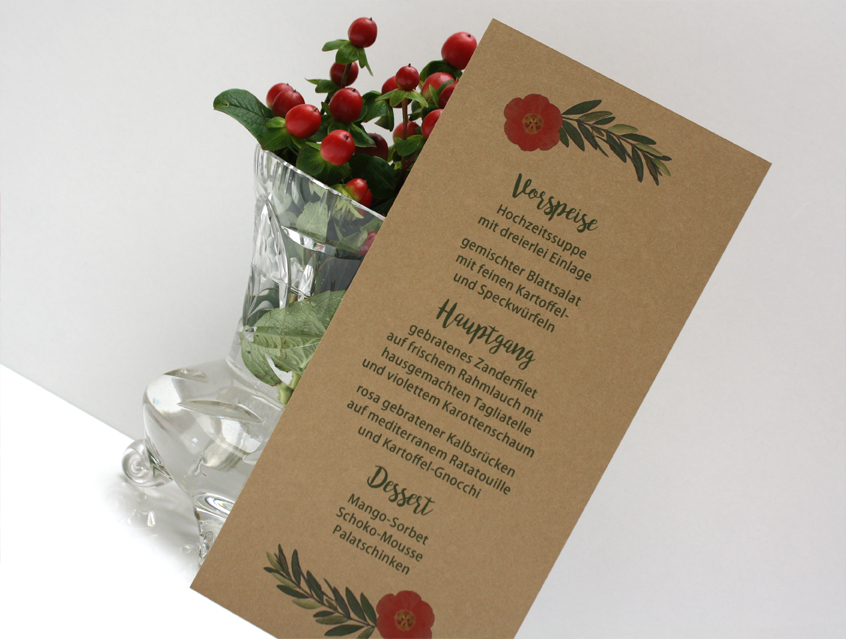no. 7146 - Menükarte Menu Menue Menü Hochzeit Hochzeitsmenü Hochzeitsmahl Hochzeitsessen Hochzeitskarte Karte Papeterie Hochzeitspapeterie natur Naturkarton Naturpapier Naturpapier Kraftpapier Kraft Karton weiss weiß Packpapier Rillenoptik Boho bohemian wedding Flower Power Blütenkranz Blumenkranz Olive Olivenzweig Blume Blumen Blüte Kranz Ranke Kordel shabby chic vintage hip Hippie Style