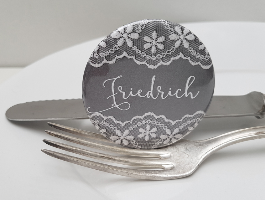 no. 7147 - Menükarte Menu Menue Aufsteller Hochzeitsmenu Menue Menü Essen Trinken Getränke Speisenkarte Getränkekarte Hochzeit Hochzeitskarte Karte Papeterie Hochzeitspapeterie weiss weiß Spitze lace lacey Packpapier Rillenoptik natur Kraftpapier Optik grau alle Farben Vintage Style Boho shabby chic edel extravagant rustikal modern