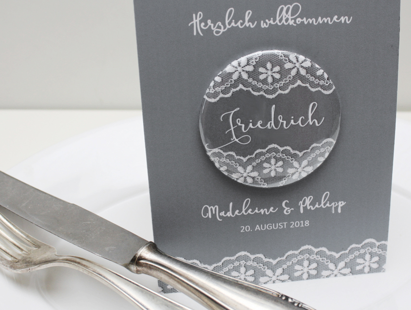 no. 7147 - Menükarte Menu Menue Aufsteller Hochzeitsmenu Menue Menü Essen Trinken Getränke Speisenkarte Getränkekarte Hochzeit Hochzeitskarte Karte Papeterie Hochzeitspapeterie weiss weiß Spitze lace lacey Packpapier Rillenoptik natur Kraftpapier Optik grau alle Farben Vintage Style Boho shabby chic edel extravagant rustikal modern